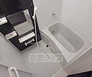 追い焚き機能付の浴室。アクセントパネルがオシャレです。