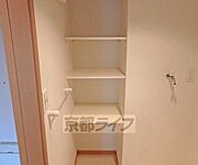 脱衣所にも収納スペースがありますよ。