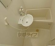 洗面所と一体となったバスルームです。