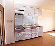 キッチンダイニングも日差しが注ぎ込んできています。