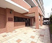 建物入り口部分も広々。