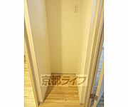 キッチン後ろに冷蔵庫収納があります。