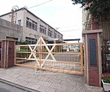 朱雀第七小学校まで565m 西大路四条の南東にあります。大通りを1本入ったところにあり。