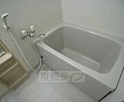 ちょっと広めのお部屋です。