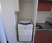 洗濯機はキッチンの隣にございます。