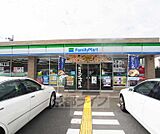 ファミリーマート 河原町十条店まで37m 駐車場あり　／　Ｔポイント　／24時間営業