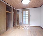 窓から光が入ってきて明るいです。