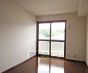 大きな窓の付いた洋室です