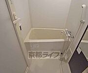 鏡のあるバスルーム。