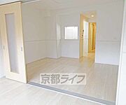 奥行きのある室内です。