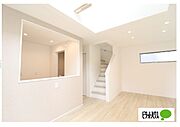 家族が自然と顔を合わせるリビング階段。朝は「おはよう」、帰宅時は「おかえり」と声を掛け合える、毎日に小さな幸せを育む空間です。