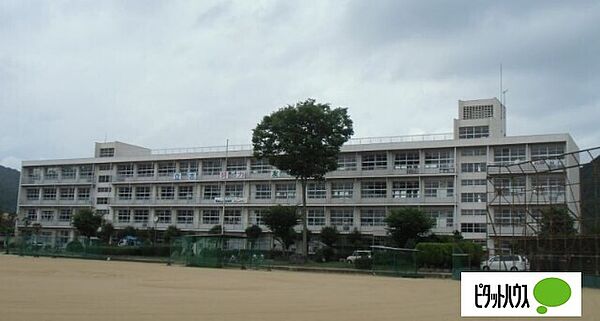 画像27:中学校「和歌山市立西脇中学校まで1125m」