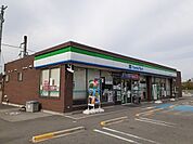 コンビニ「ファミリーマート橋本古佐田店様まで595m」