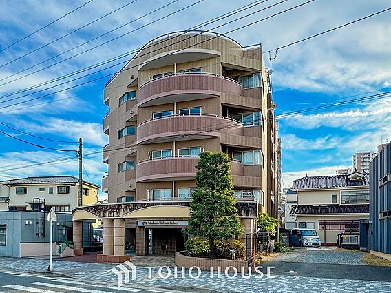 住む人を映し出...
