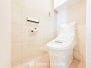 トイレはシンプルにホワイトで統一した温水洗浄付です。