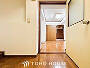 上質感漂う廊下。居住者の帰り、訪れる方を優しく迎える・安らぎに満ちた生活空間を予感させる。