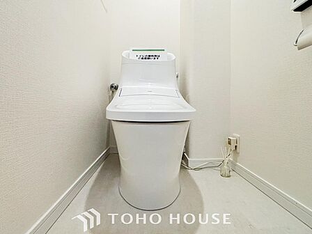 トイレはシンプルにホワイトで統一した温水洗浄付です。