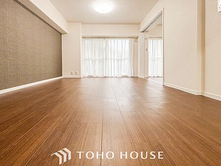 光と風があふれる開放的なリビングダイニングには自然と家族みんなが集まってきます。
