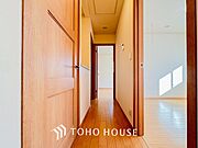 上質感漂う廊下。居住者の帰り、訪れる方を優しく迎え安らぎに満ちた生活空間を予感させます。
