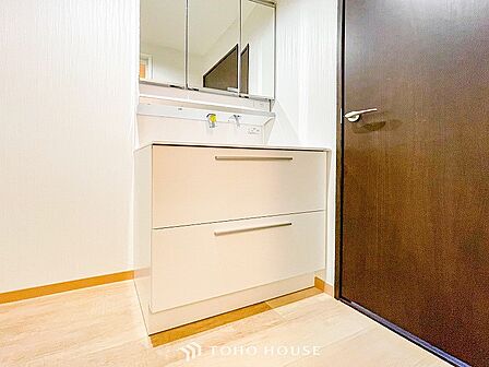 洗面台・洗面所十分な大きさの洗面台は、朝の慌ただしい時間でも余裕とゆとりを感じて頂けます。