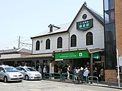 横浜駅まで26分。湘南新宿ライン停車駅で都内へのアクセスも軽快です。東口は観光客で賑わいます。