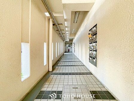 開放的で明るい共用廊下。清潔感があり、行き届いた管理体制がうかがえます。