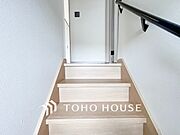 各フロアを結ぶ階段。集いの空間と一人の時間を楽しむプライベートルームをバランスよく繋いでいます。