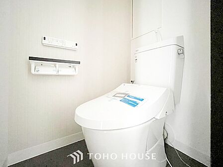トイレはシンプルにホワイトで統一した温水洗浄付です。