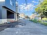 外観：前面道路含む現地写真『快適』は「家」と「街」と「環境」が調和した時に訪れるだと改めて感じさせてくれます。