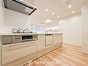 機能的で使い勝手のよさそうなキッチン。明るく清潔感があります。