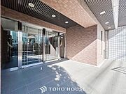 プライベート感が高まる、居住者を優しく迎え入れてくれるエントランス。