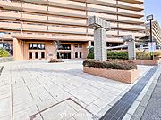 前面道路含む現地写真『快適』は「家」と「街」と「環境」が調和した時に訪れるだと改めて感じさせてくれます。