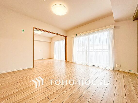 大きな窓から明...