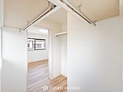 ウォークインクロゼットのある住まいで居住スペースを広く使えます。