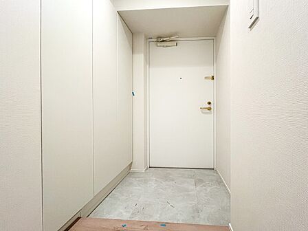 居住者の帰り、訪れる方を優しく迎えてくれる玄関です。