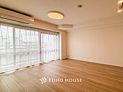 やわらかな陽射しがふりそそぎ、室内に開放感と爽快感をもたらします。