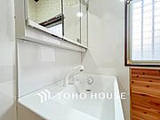 洗面台・洗面所十分な大きさの洗面台は、朝の慌ただしい時間でも余裕とゆとりを感じて頂けます。