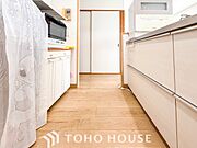 お手入れのしやすいすっきりしたシステムキッチンを採用しました。