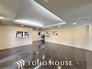 住まう誇らしさと安心感を演出する落ち着いた雰囲気のエントランス。