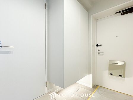 居住者の帰り、訪れる方を優しく迎えてくれる玄関です。