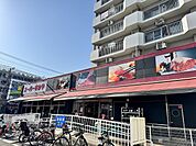 品揃え充実！お弁当類も豊富に揃っています。無料駐車場も完備が嬉しい。HACが併設されていて便利に利用できます。