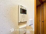 誰が来てもわかる様にモニター付きインターホンを設置。