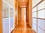 上質感漂う廊下。居住者の帰り、訪れる方を優しく迎え安らぎに満ちた生活空間を予感させます。