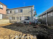 住む人を映し出す洗練された佇まいは、いつまでも輝き続けながらいつしか街の風景に溶け込んでいきます。