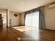 光と風があふれる開放的なリビングダイニングには自然と家族みんなが集まってきます。