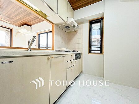 機能的で使い勝手のよさそうなキッチン。明るく清潔感があります。