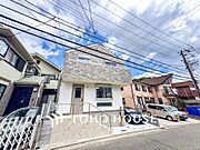 住む人や訪れる人やさしくエスコートする玄関アプローチ。