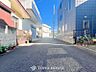 外観：前面道路含む現地写真『快適』は「家」と「街」と「環境」が調和した時に訪れるだと改めて感じさせてくれます。