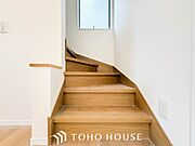 パブリックゾーンとプライベートゾーン繋ぐ階段。豊かな陽光が注ぎ込み、爽やかな住空間を演出。
