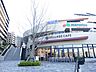周辺：地域に密着したブランド商品や、新鮮で上質な食材を取り揃えたスーパー。駐車場104台完備。